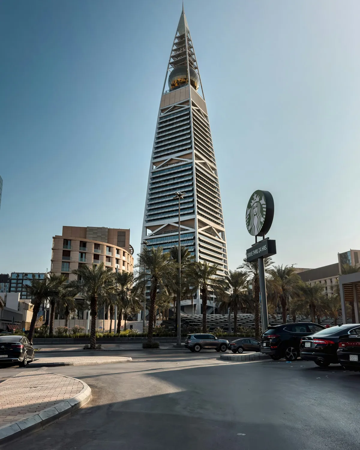 برج حديث في وسط الرياض